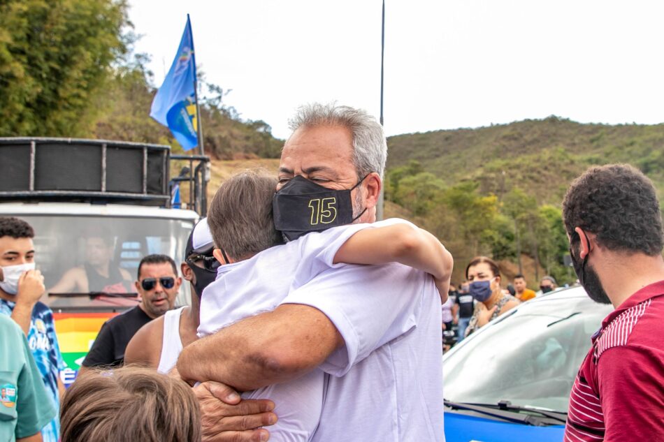 Indeferido no TRE, prefeito eleito de Mariana, Celso Cotta, abraça criança durante a campanha, foto Facebook de Celso Cota