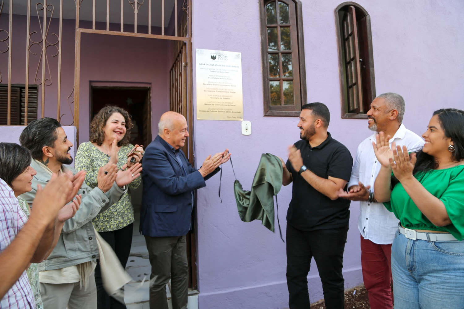 Descerramento da placa na inauguração da Casa da Juventude Foto: Peterson Bruschi