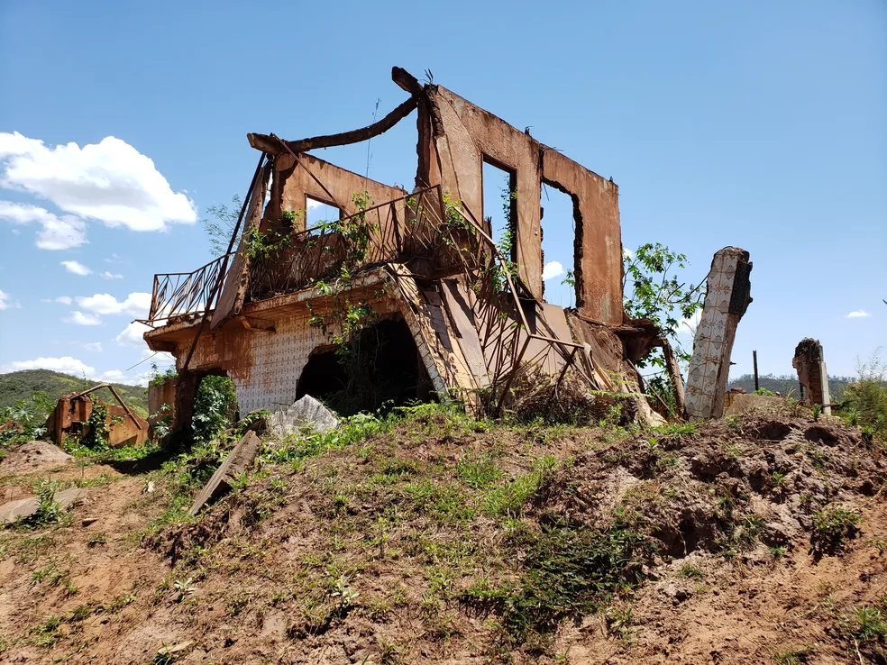 Casa no distrito de Bento Rodrigues destruída pela lama vazada da barragem da Samarco que se rompeu em Mariana. - Foto: Patrícia Fiúza/g1 Minas