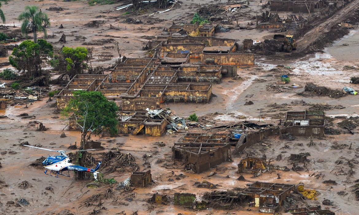 Bento Rodrigues, distrito de Mariana (MG), devastado pela lama de rejeitos da barragem de Fundão, rompida em novembro de 2015 - Foto: Antônio Cruz/Agência Brasil