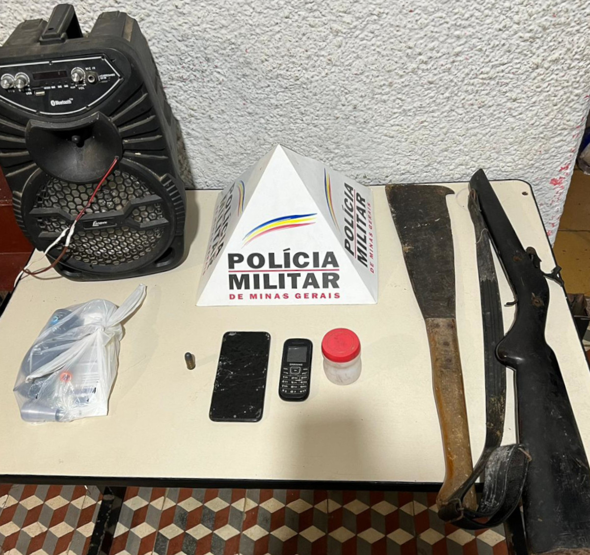 Arma e materiais apreendidos pela Polícia Militar no dia 11-12-23, na zona rural de Ouro Preto (MG) Crédito: 52º BPM/PMMG